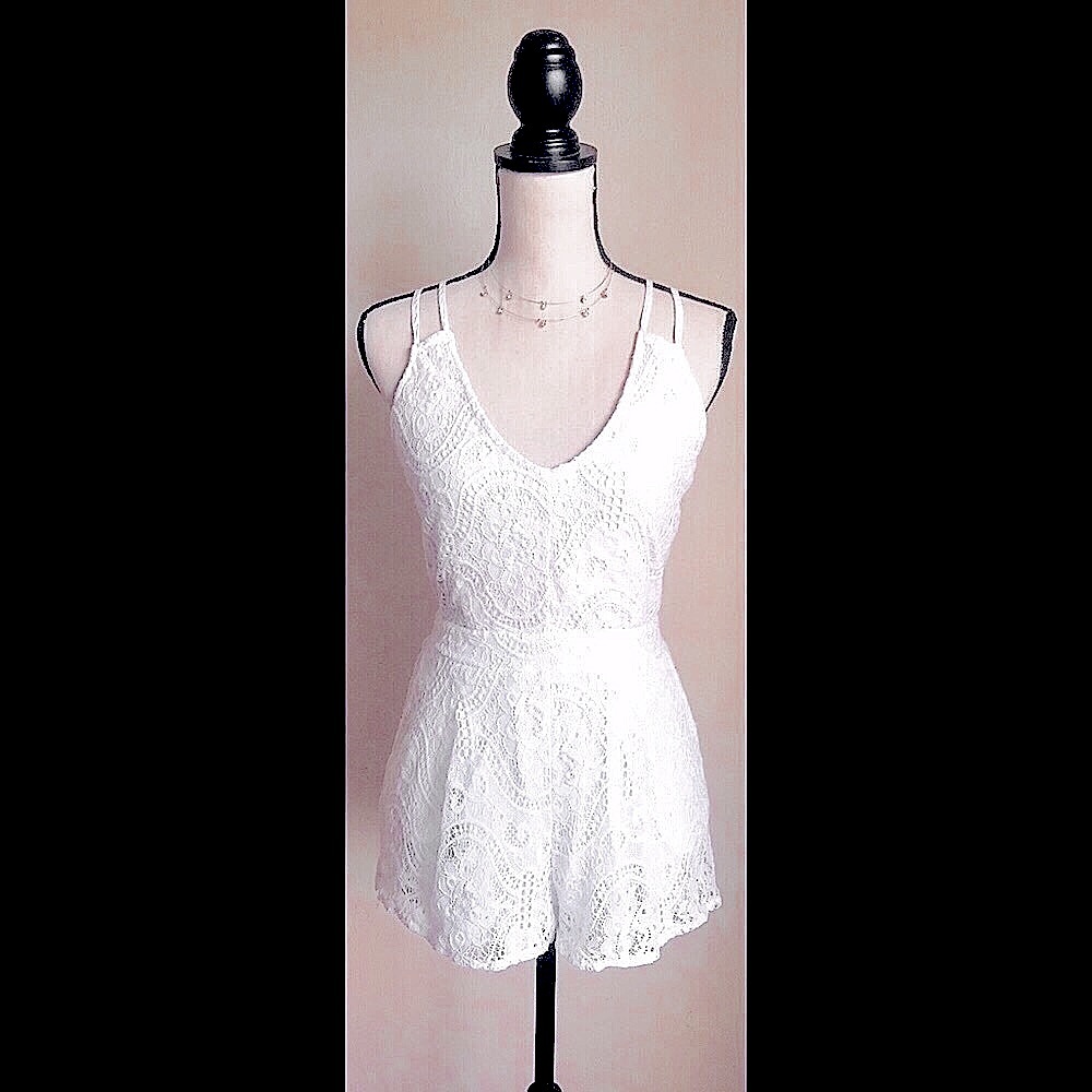 White Floral Lace Romper Jumper: High Shorts, Straps, Scoop Neckline, Sz. L